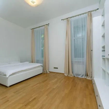 Lux Near Maidan, Khreschutyk 3Br Apartment Kyiv Exterior photo