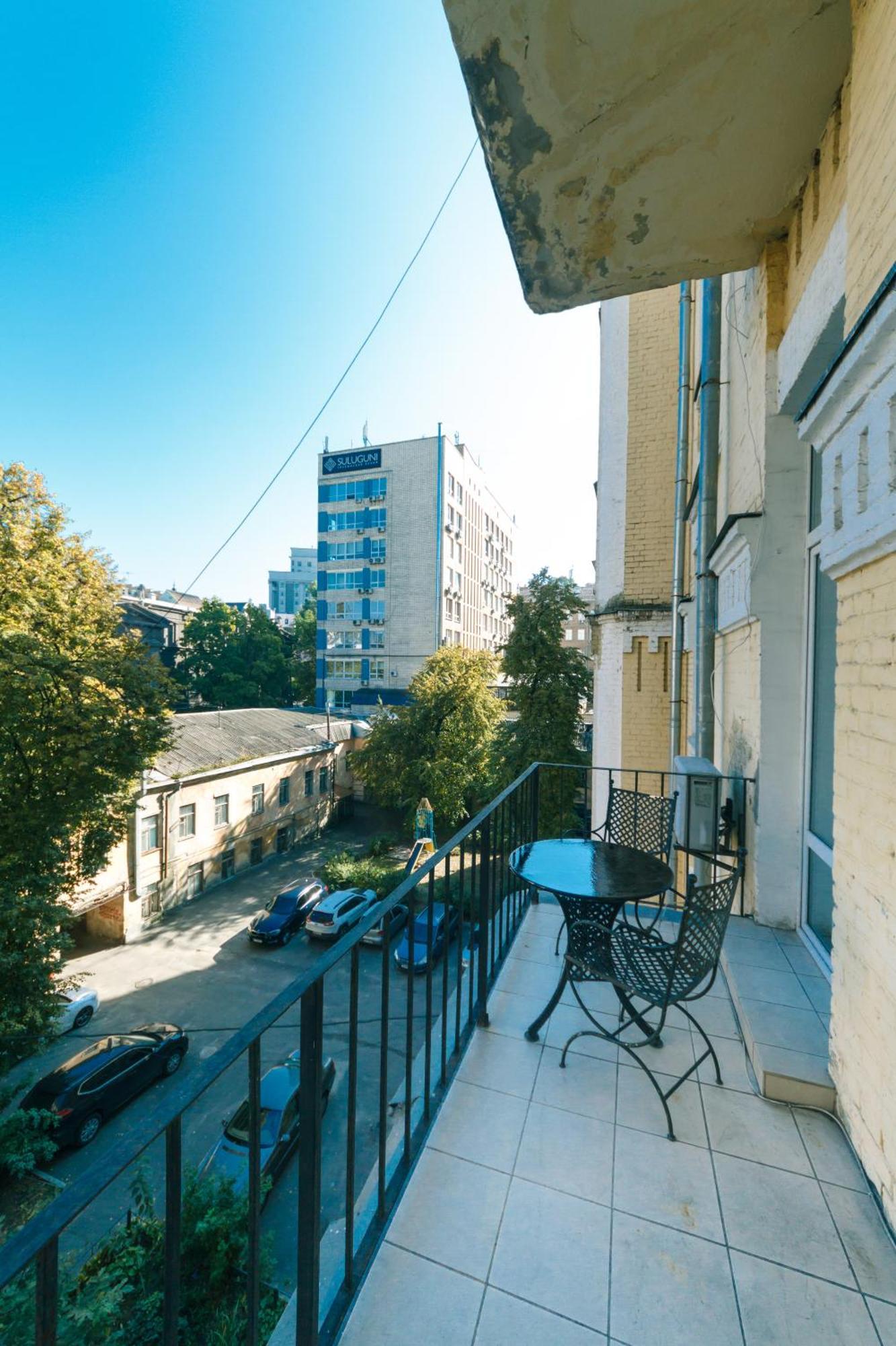 Lux Near Maidan, Khreschutyk 3br Apartment