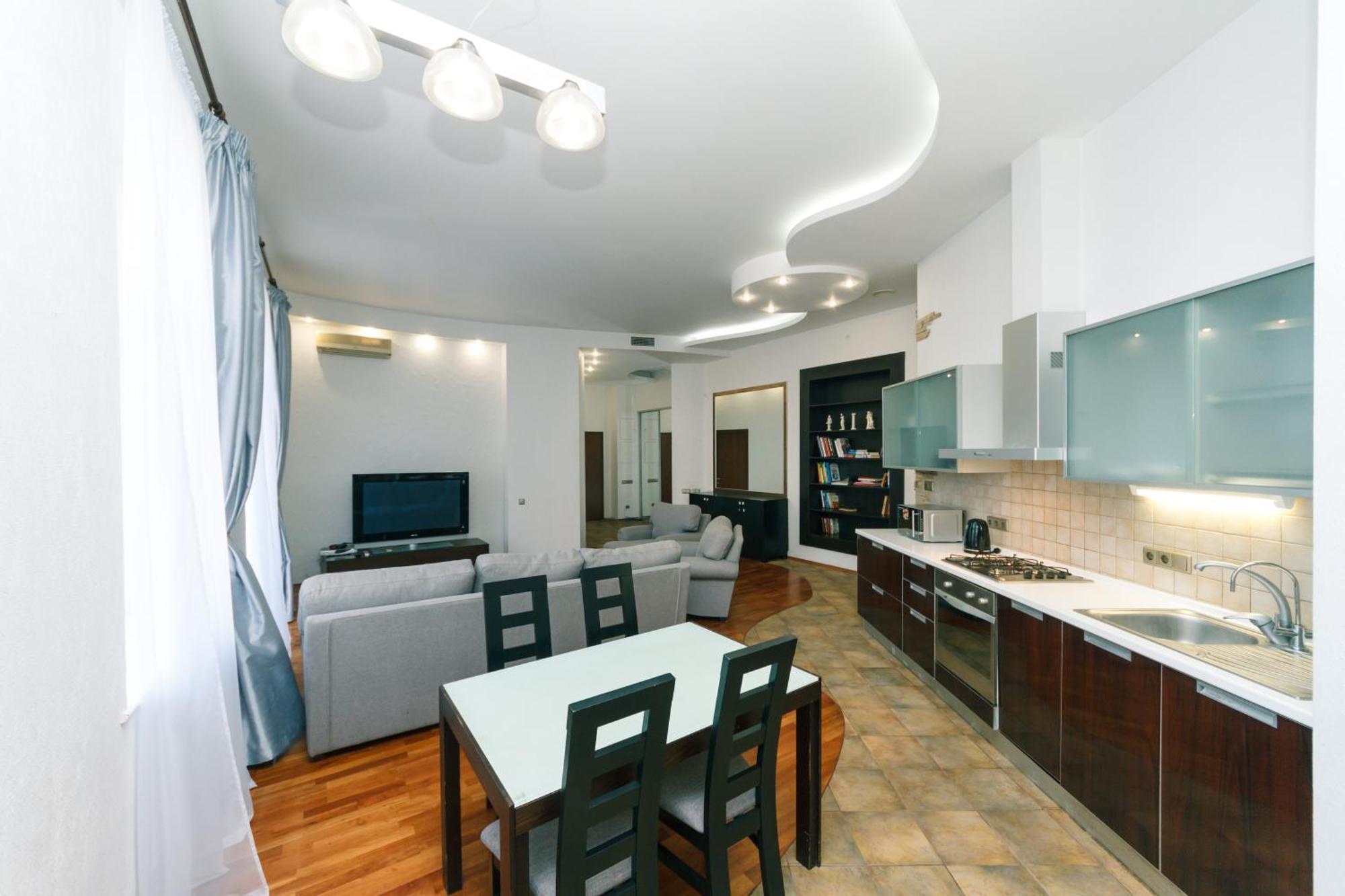 Lux Near Maidan, Khreschutyk 3br Apartment Kyiv