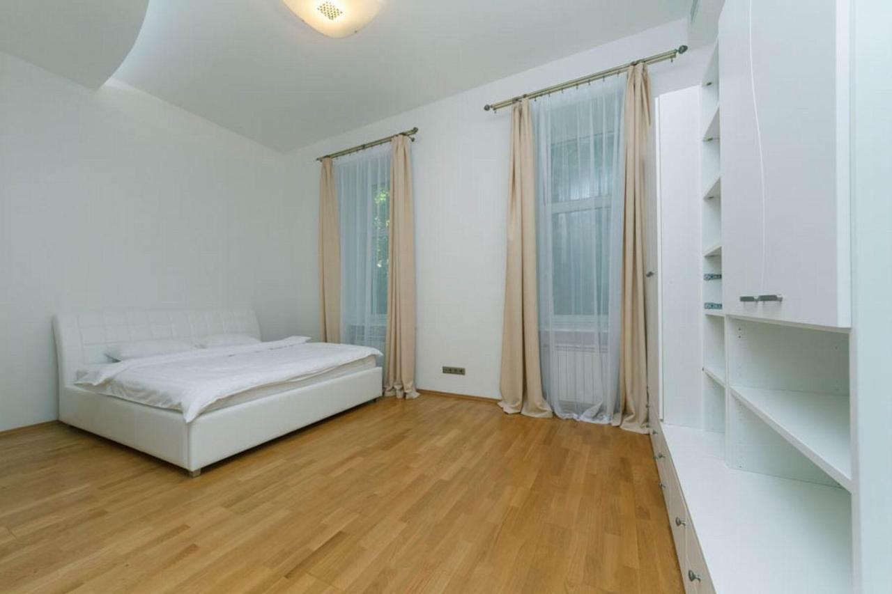 Lux Near Maidan, Khreschutyk 3br Apartment Kyiv